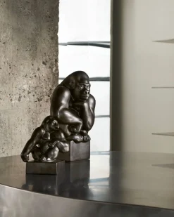 Gorilla med hagen hvilende på skulderen, 20 cm