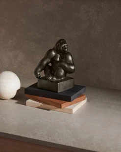 Gorilla med hagen hvilende på skulderen, 20 cm