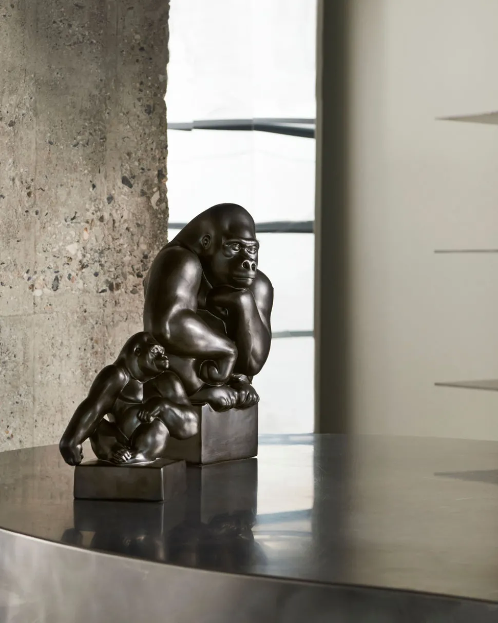 Gorilla med hovedet hvilende på hånden, 40 cm